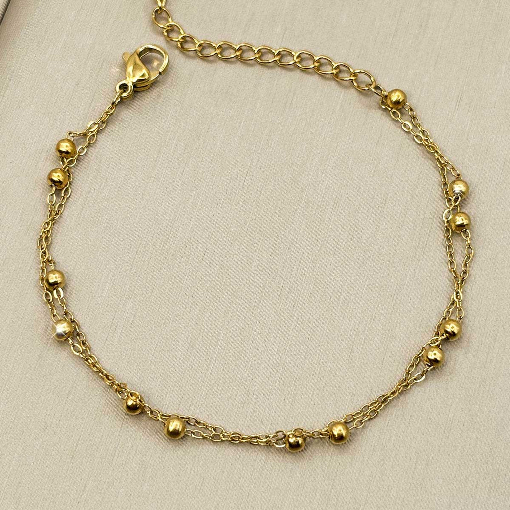 Zweireihiges goldfarbenes Edelstahl-Armband für Damen mit filigranen Kugel-Elementen, Produktfoto