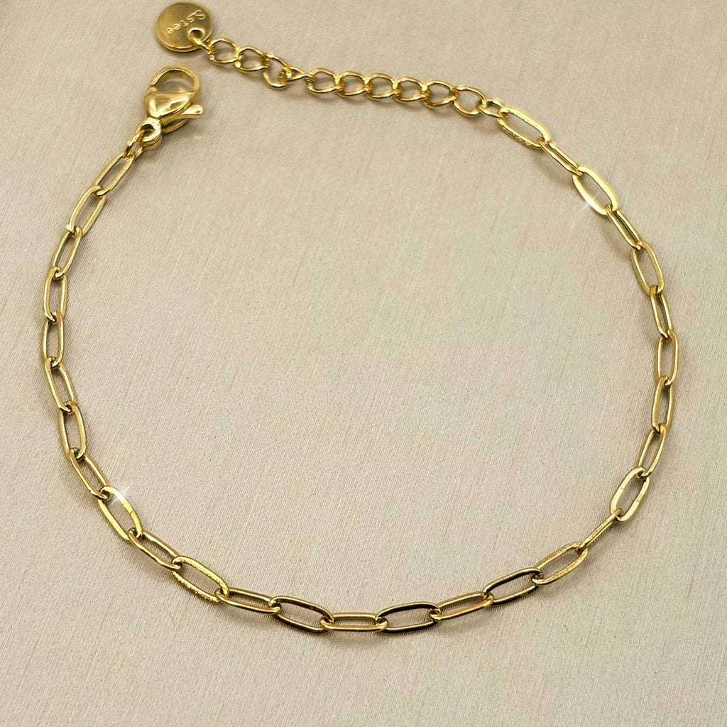 Minimalistisches goldfarbenes Damen-Armband aus Edelstahl mit ovalen Gliedern, Produktfoto.