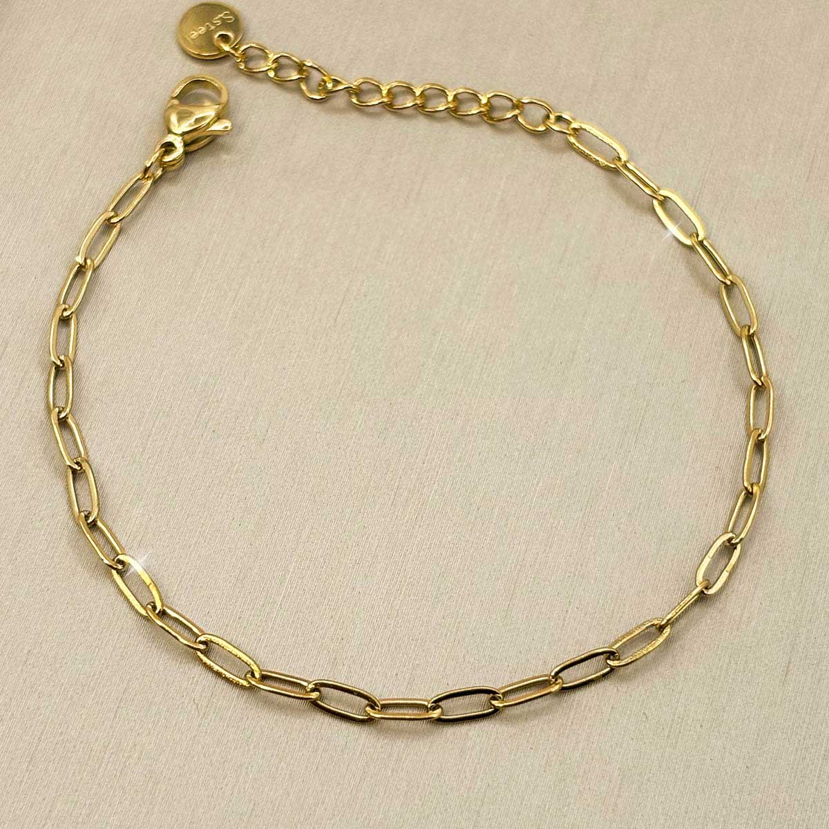 Minimalistisches goldfarbenes Damen-Armband aus Edelstahl mit ovalen Gliedern, Produktfoto.