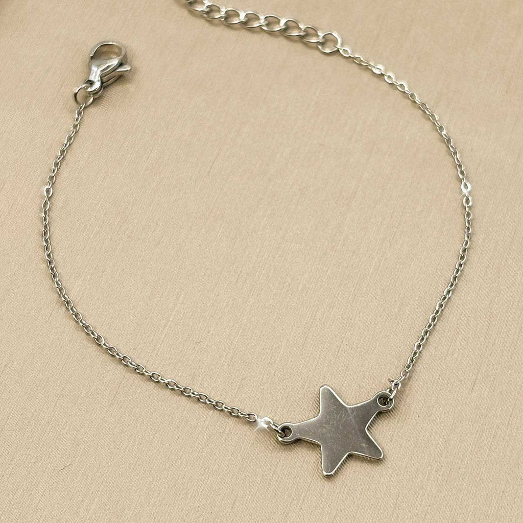 Silberfarbenes Damen-Armband aus Edelstahl mit einem flachen Stern-Element, Nahaufnahme