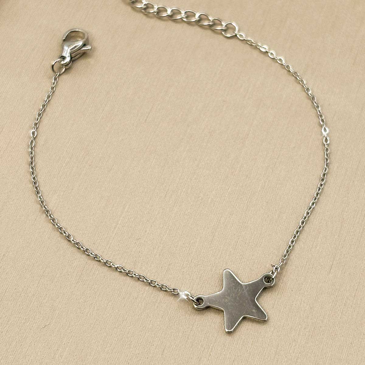 Silberfarbenes Damen-Armband aus Edelstahl mit einem flachen Stern-Element, Nahaufnahme
