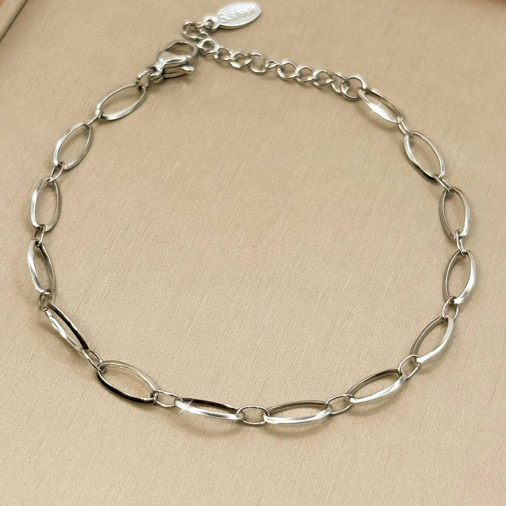 Silberfarbenes Edelstahl-Armband für Damen mit großen, länglichen Kettengliedern, Studioaufnahme.