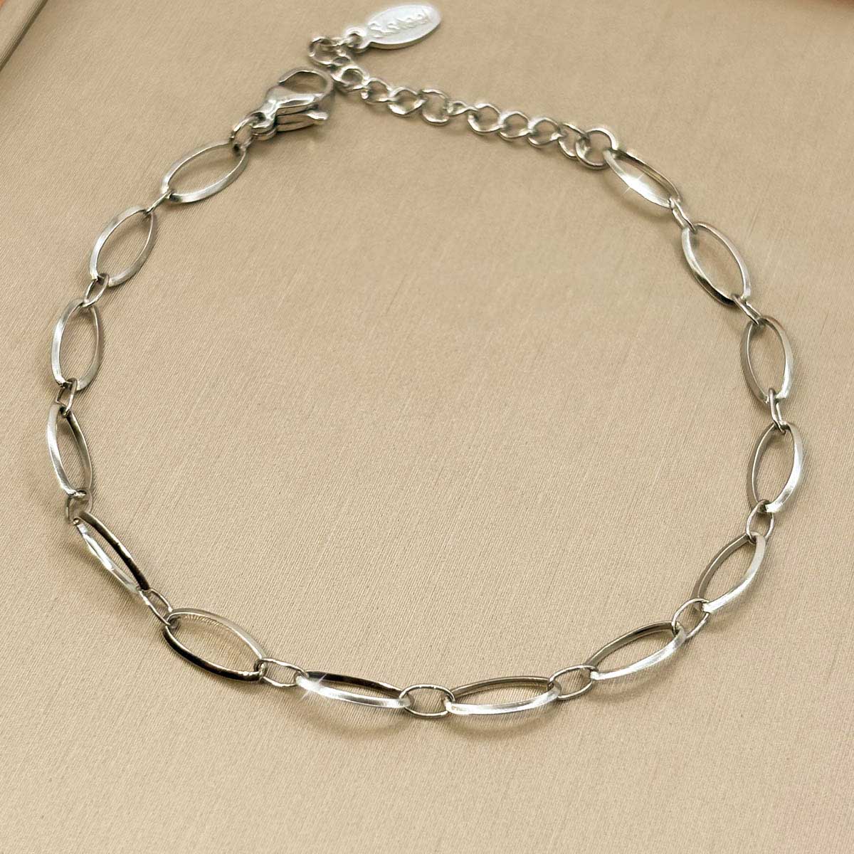 Silberfarbenes Edelstahl-Armband für Damen mit großen, länglichen Kettengliedern, Studioaufnahme.