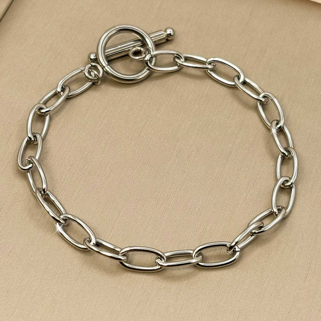 Silberfarbenes Damen-Armband aus Edelstahl mit markanten Kettengliedern und Knebelverschluss, Nahaufnahme.