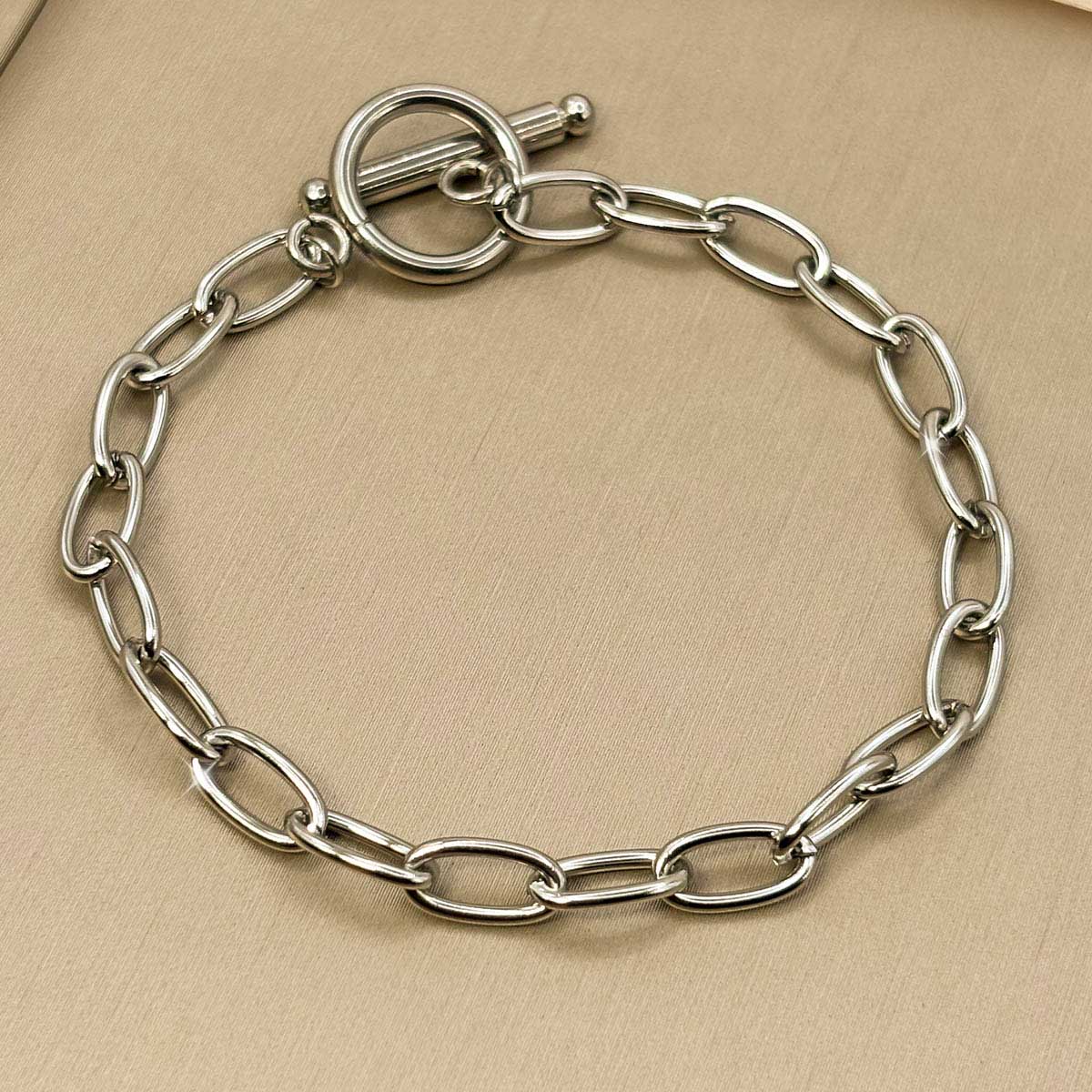 Silberfarbenes Damen-Armband aus Edelstahl mit markanten Kettengliedern und Knebelverschluss, Nahaufnahme.