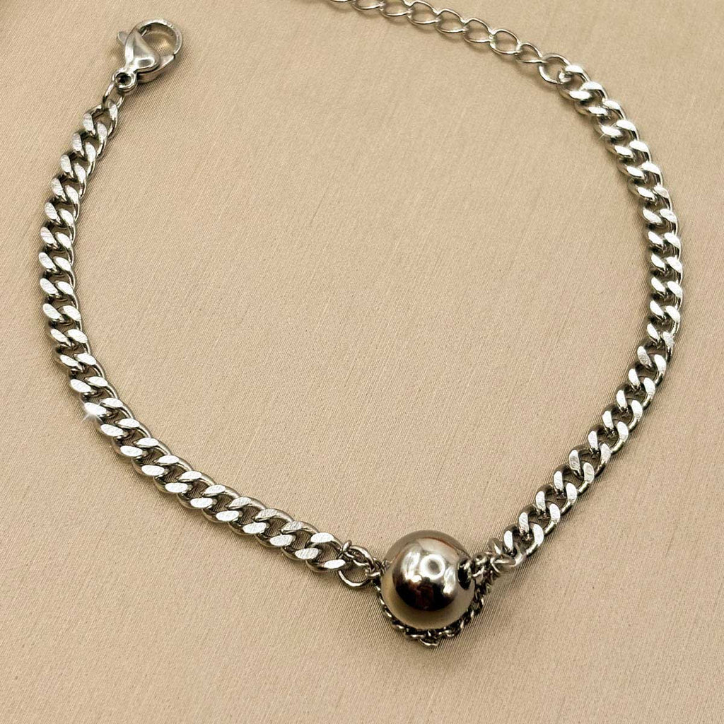 Silberfarbenes Edelstahl-Armband für Damen mit Panzerketten-Struktur und zentraler Metallkugel, Produktbild.