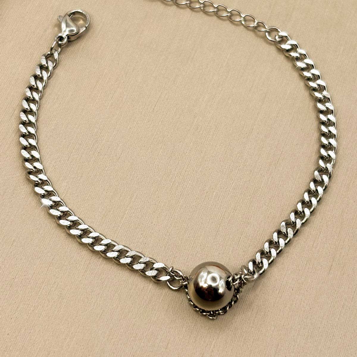 Silberfarbenes Edelstahl-Armband für Damen mit Panzerketten-Struktur und zentraler Metallkugel, Produktbild.