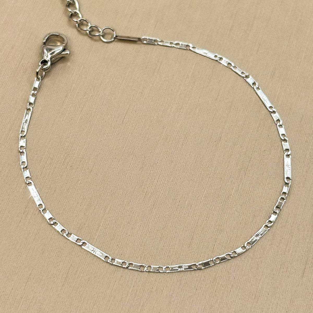 Filigranes silberfarbenes Damen-Armband aus Edelstahl mit flach gewalzten Kettengliedern, Vorderansicht.