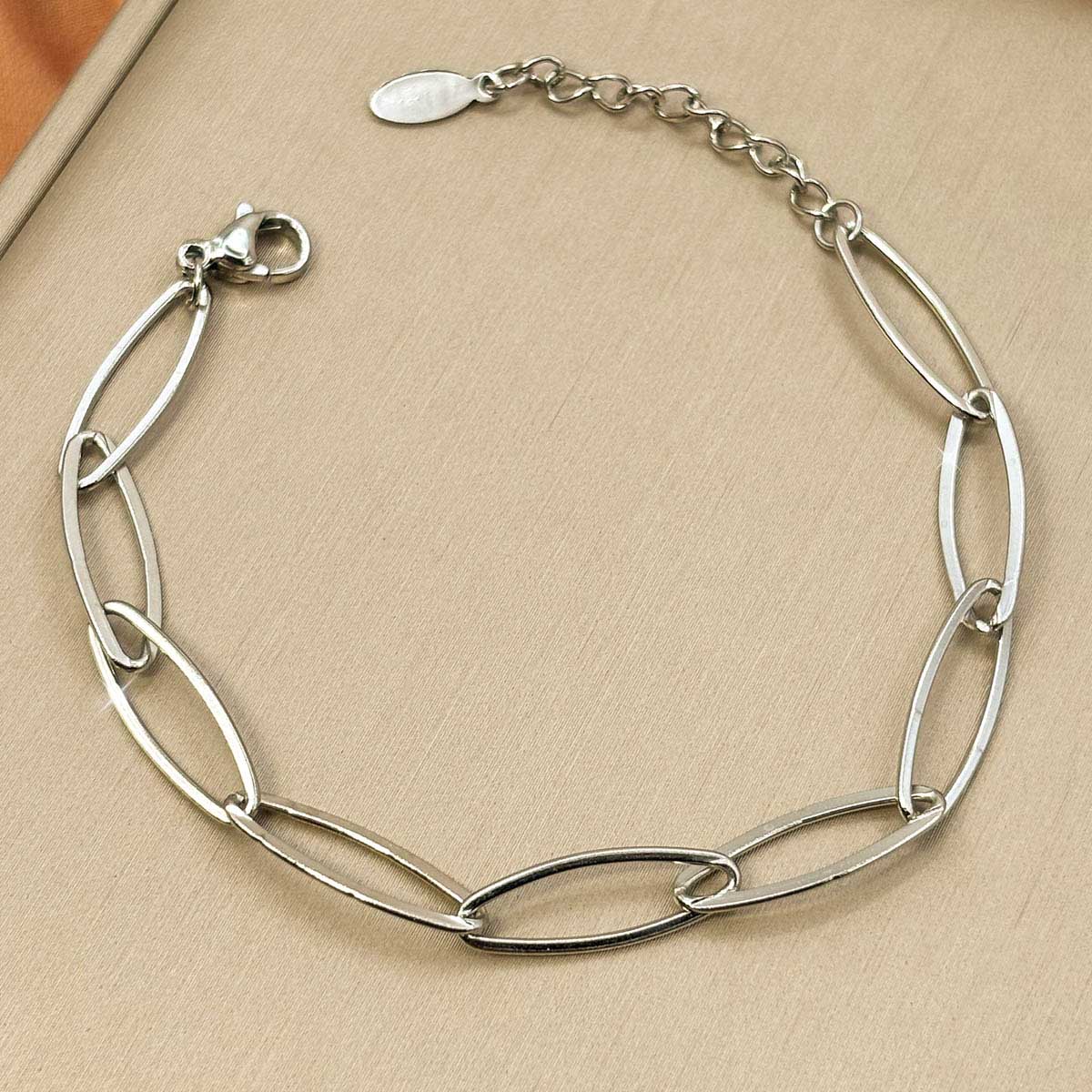 Silberfarbenes Damen-Armband aus Edelstahl mit großen, geschwungenen Kettengliedern, Detail-Aufnahme.