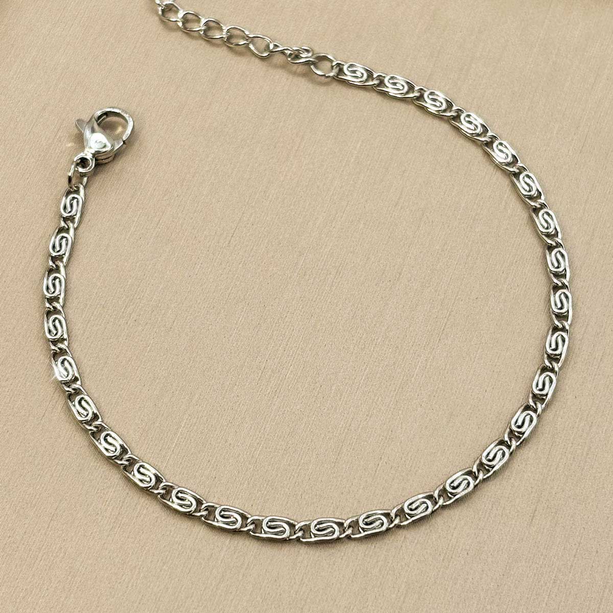 Feines silberfarbenes Edelstahl-Armband für Damen mit gemusterter, gedrehter Kettenstruktur, Produktfoto