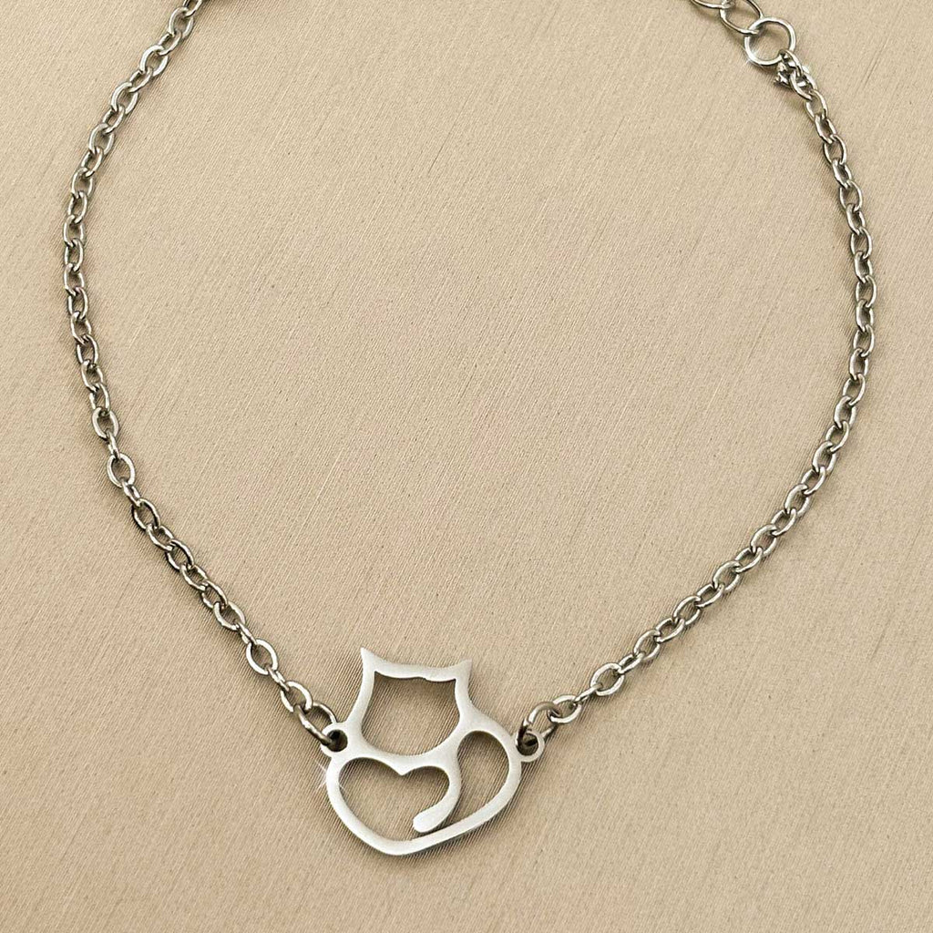 Kreatives silberfarbenes Damen-Armband aus Edelstahl mit einem filigranen Katzen-Anhänger, Produktfoto.