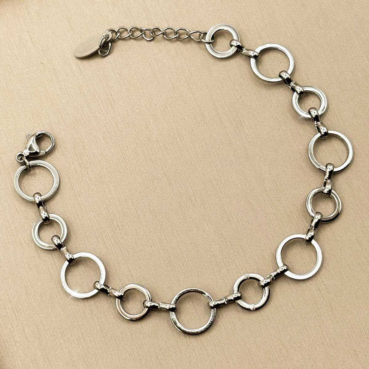 Silberfarbenes Damen-Armband aus Edelstahl mit abwechselnd großen und kleinen runden Kettengliedern, Produktfoto