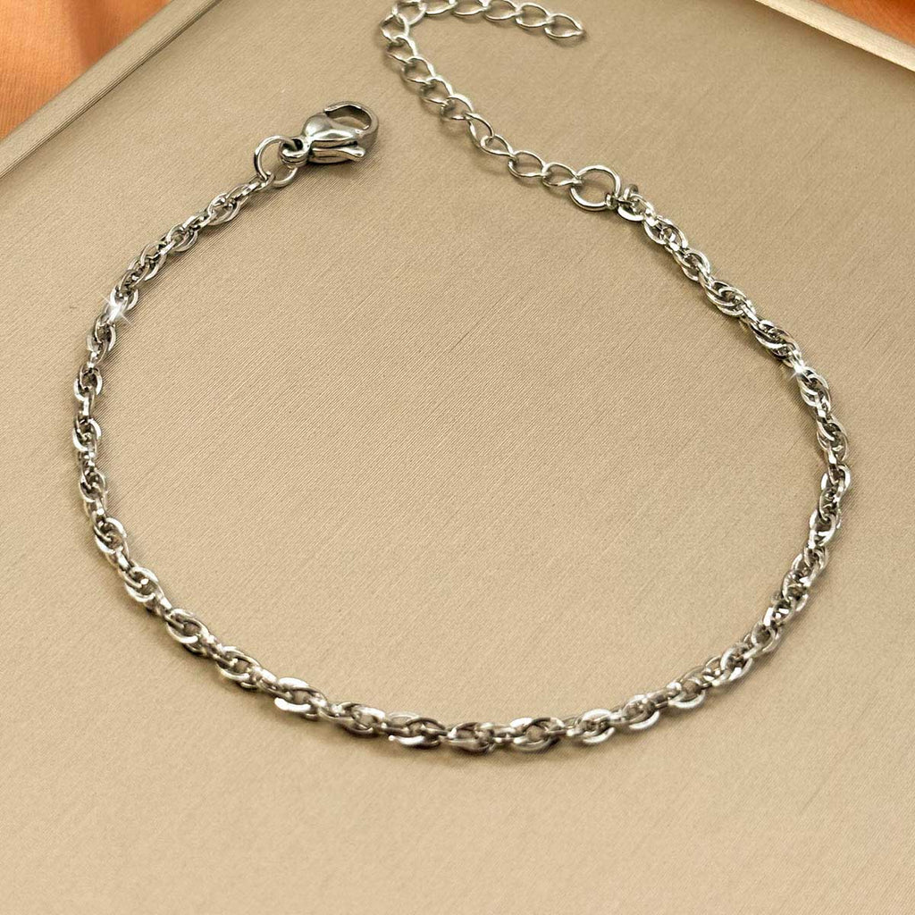 Silberfarbenes Edelstahl-Armband für Damen mit einer feinen, gedrehten Seilketten-Struktur, Produktbild.