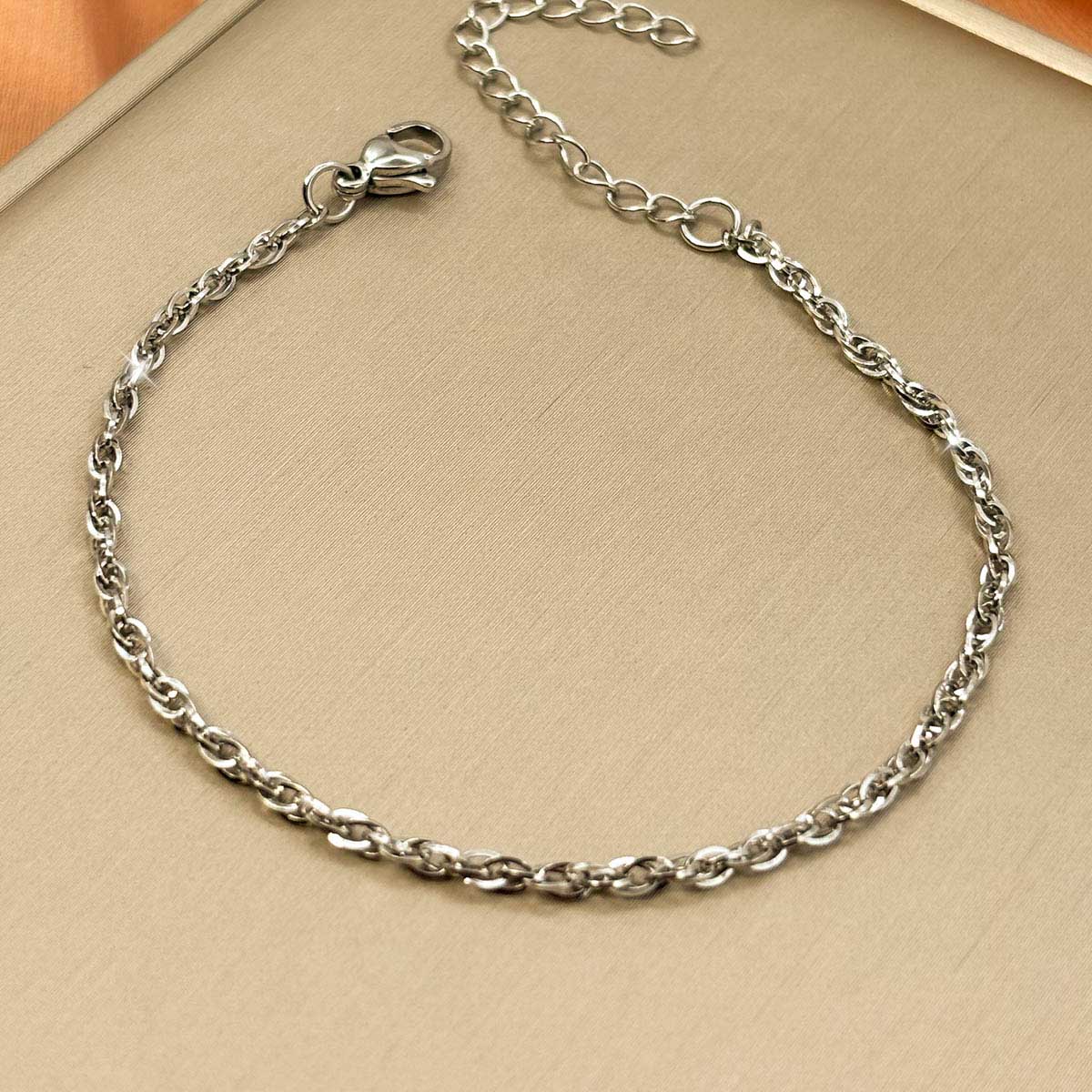 Silberfarbenes Edelstahl-Armband für Damen mit einer feinen, gedrehten Seilketten-Struktur, Produktbild.