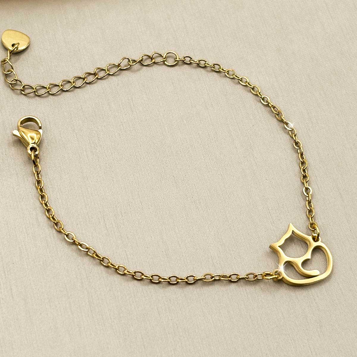 Kreatives goldfarbenes Edelstahl-Armband für Damen mit einem filigranen Katzen-Anhänger, Produktfoto