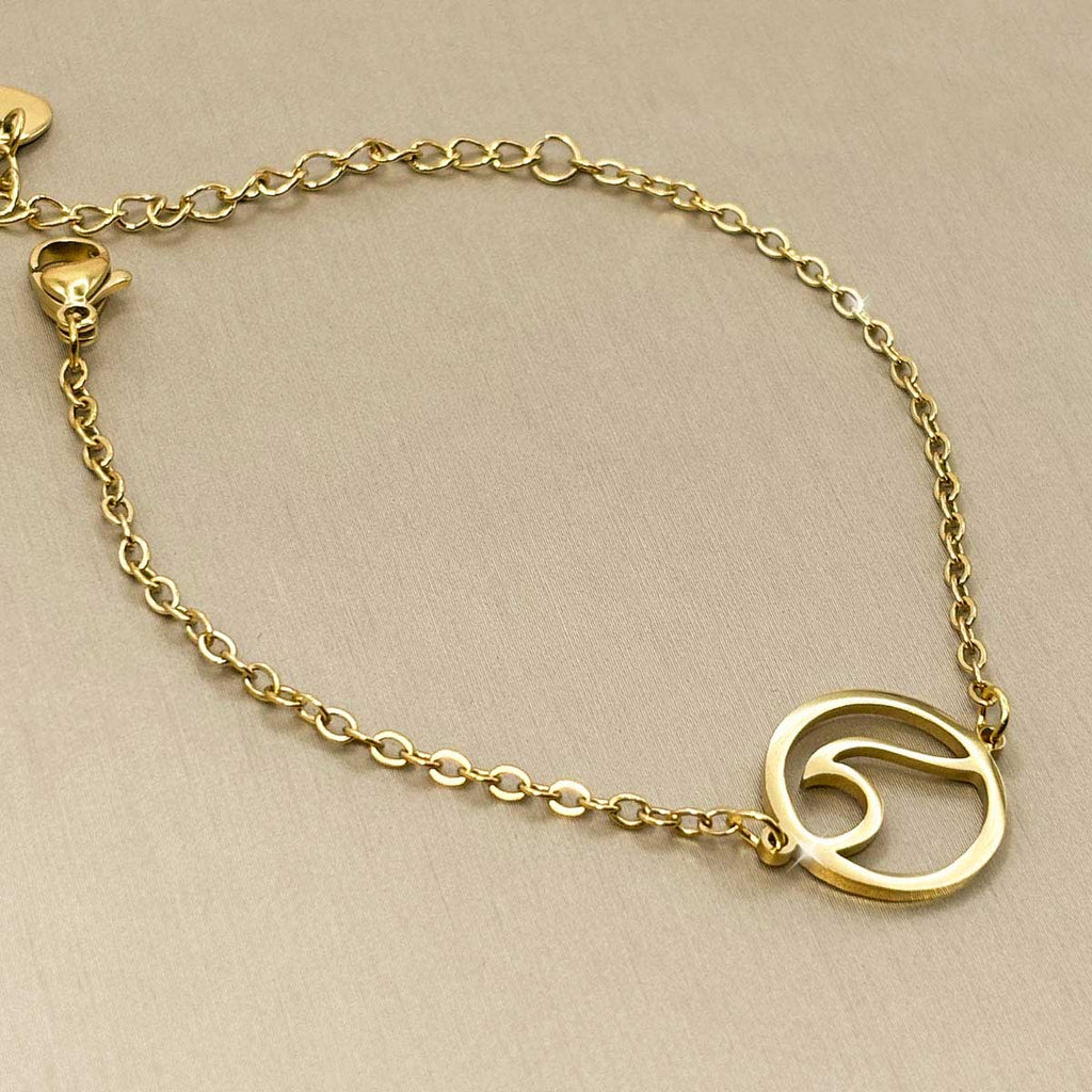 Goldfarbenes Damen-Armband aus Edelstahl mit einem runden, ausgestanzten Wellen-Anhänger, Produktfoto