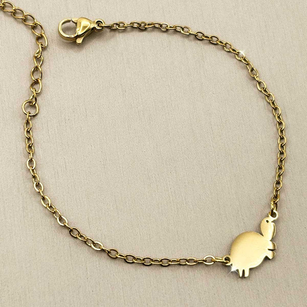 Goldfarbenes Damen-Armband aus Edelstahl mit einem minimalistischen Schildkröten-Anhänger, Produktfoto