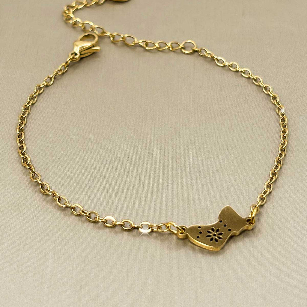 Goldfarbenes Edelstahl-Armband für Damen mit einem festlichen Motiv aus einer Weihnachtssocke, Produktbild.