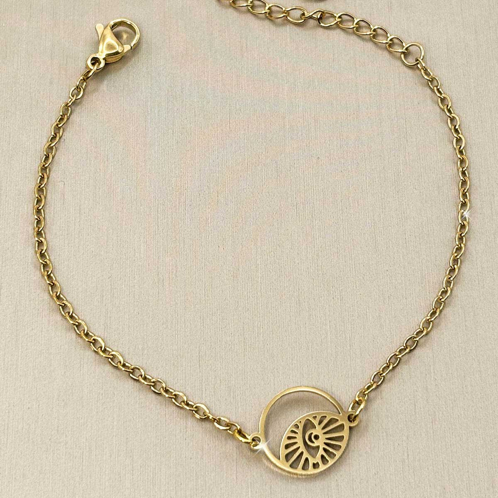 Goldfarbenes Damen-Armband aus Edelstahl mit einem filigranen, runden Anhänger im strahlenförmigen Augen-Design, Produktfoto.