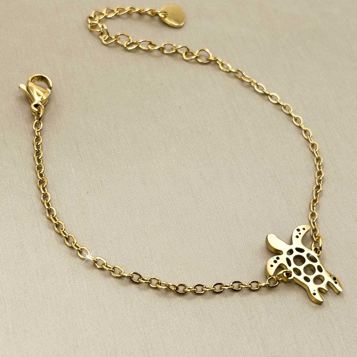 Goldfarbenes Damen-Armband aus Edelstahl mit einem detailreichen Meeresschildkröten-Anhänger, Detailaufnahme.