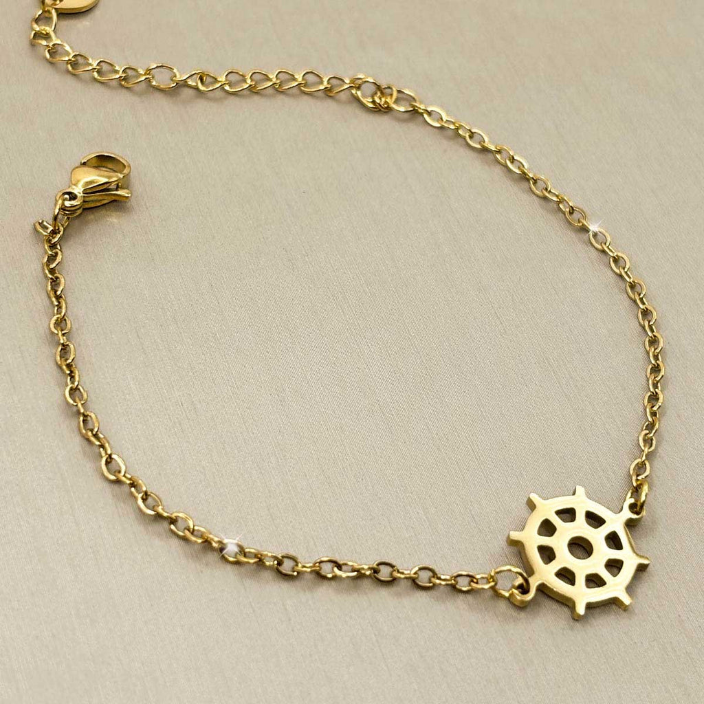 Goldfarbenes Damen-Armband aus Edelstahl mit einem maritimen Steuerrad-Element, Nahaufnahme.