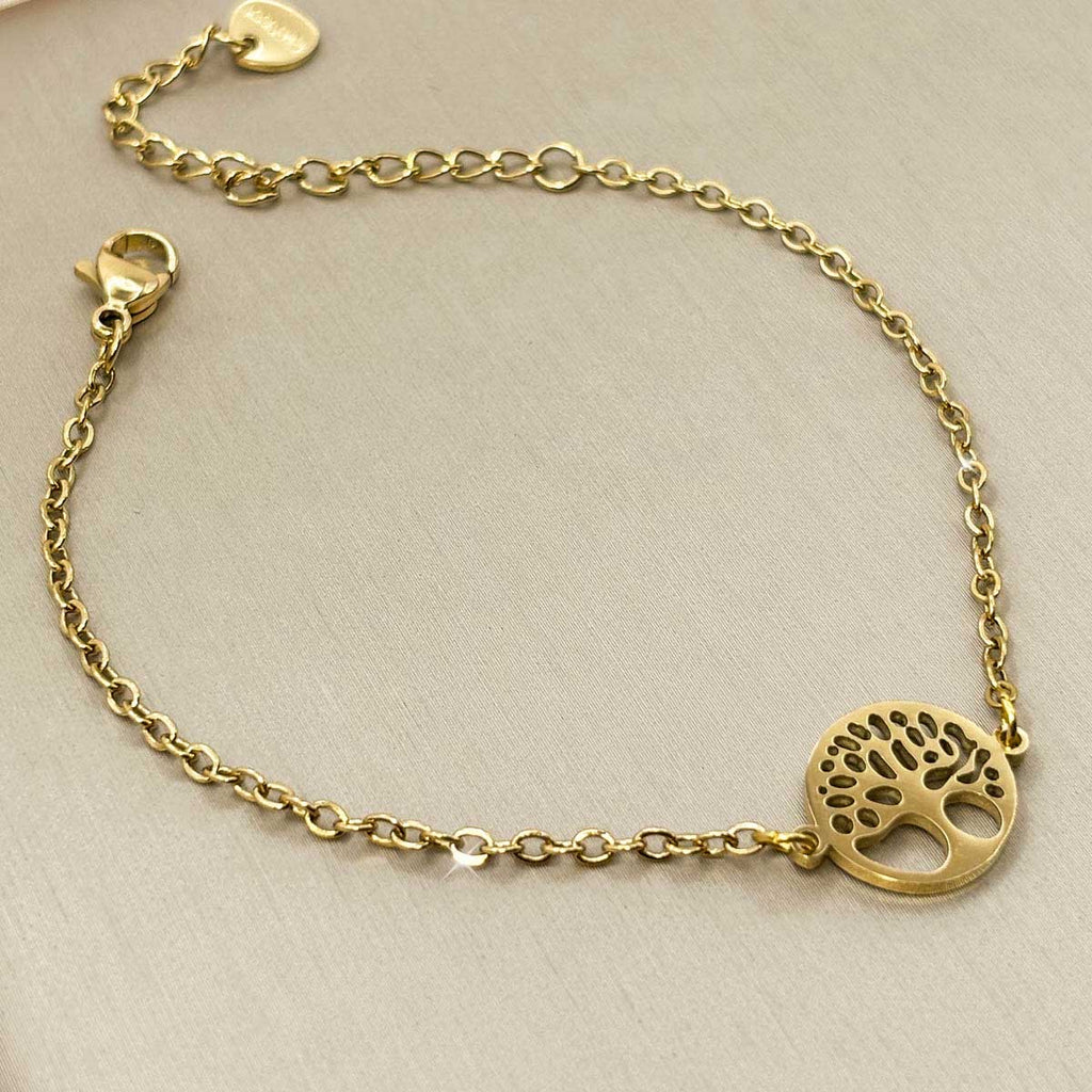 Goldfarbenes Damen-Armband aus Edelstahl mit einem runden, ausgestanzten Lebensbaum-Anhänger, Detail-Aufnahme.