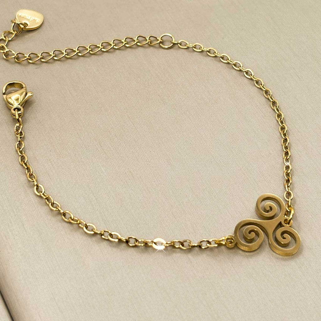 Goldfarbenes Edelstahl-Armband für Damen mit einer symbolischen keltischen Dreifachspirale, Produktfoto