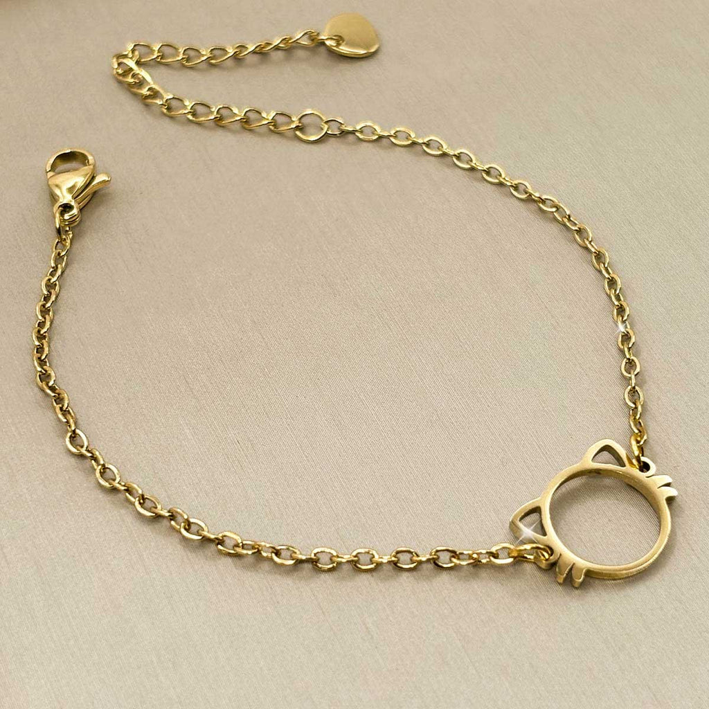 Verspieltes goldfarbenes Damen-Armband aus Edelstahl mit runder Katzenkopf-Silhouette, Produktfoto.