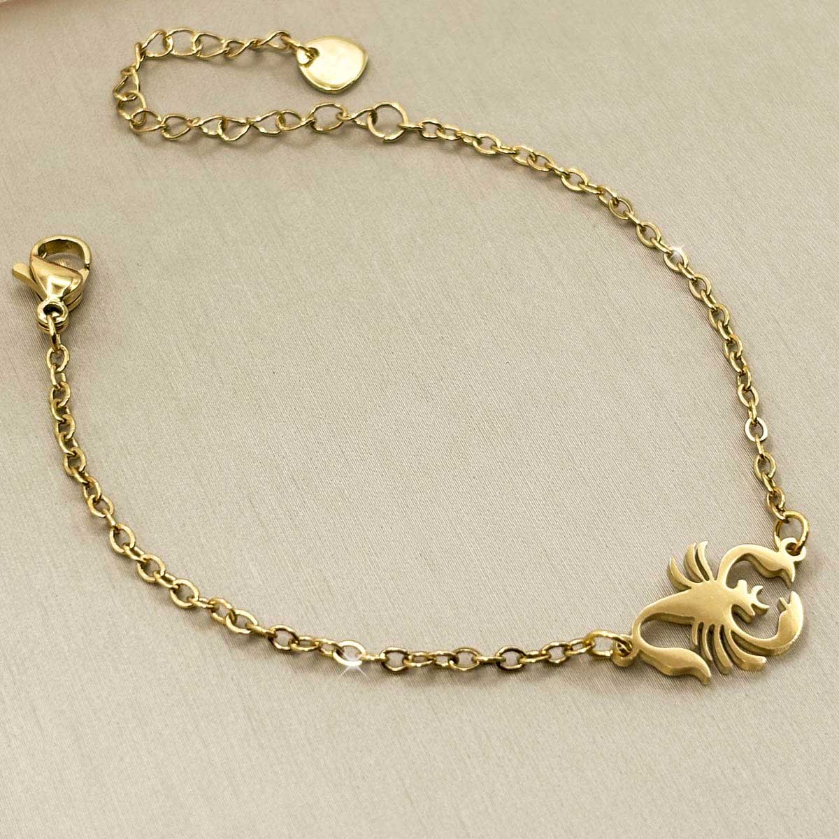 Goldfarbenes Edelstahl-Armband für Damen mit einem detailreichen Skorpion-Anhänger, Produktfoto