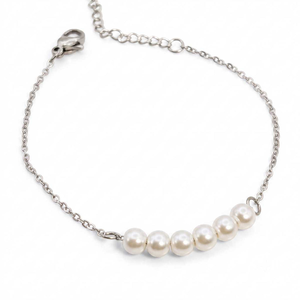 Silberfarbenes Damen-Armband aus Edelstahl mit fünf nebeneinander aufgereihten, weißen Perlen im Zentrum, Hauptfoto