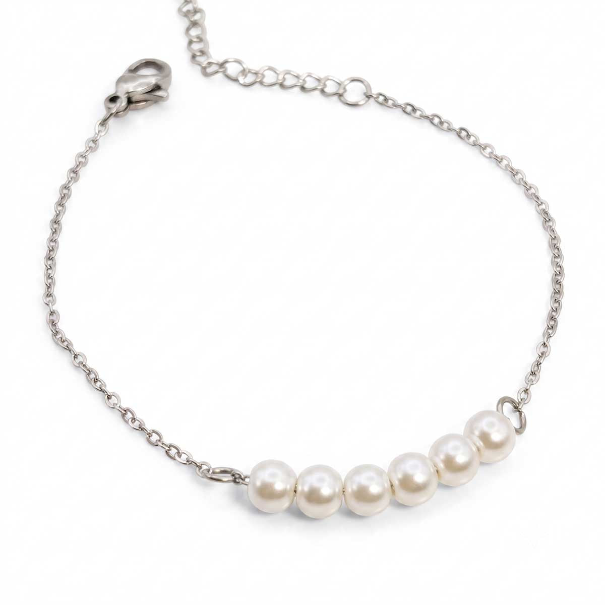 Silberfarbenes Damen-Armband aus Edelstahl mit fünf nebeneinander aufgereihten, weißen Perlen im Zentrum, Hauptfoto