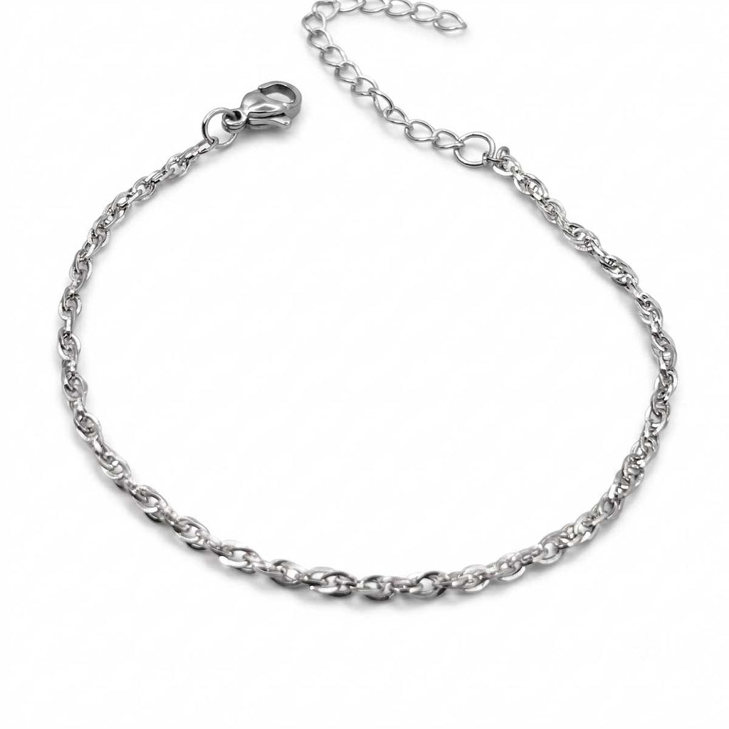 Silberfarbenes Edelstahl-Armband für Damen mit einer feinen, gedrehten Seilketten-Struktur, Hauptfoto