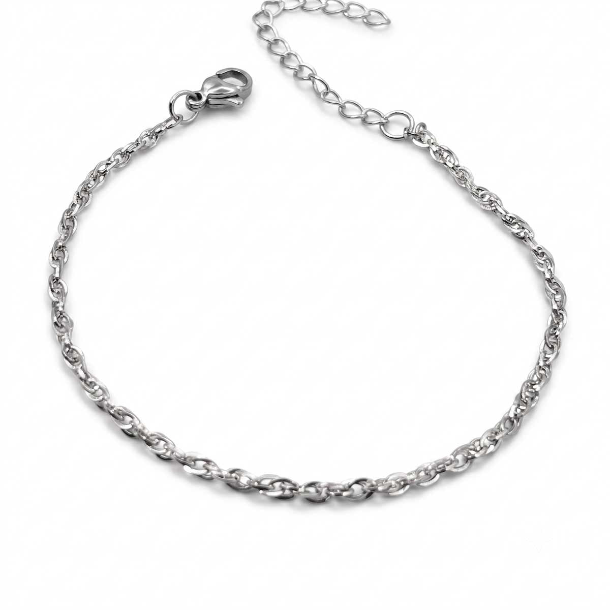 Silberfarbenes Edelstahl-Armband für Damen mit einer feinen, gedrehten Seilketten-Struktur, Hauptfoto