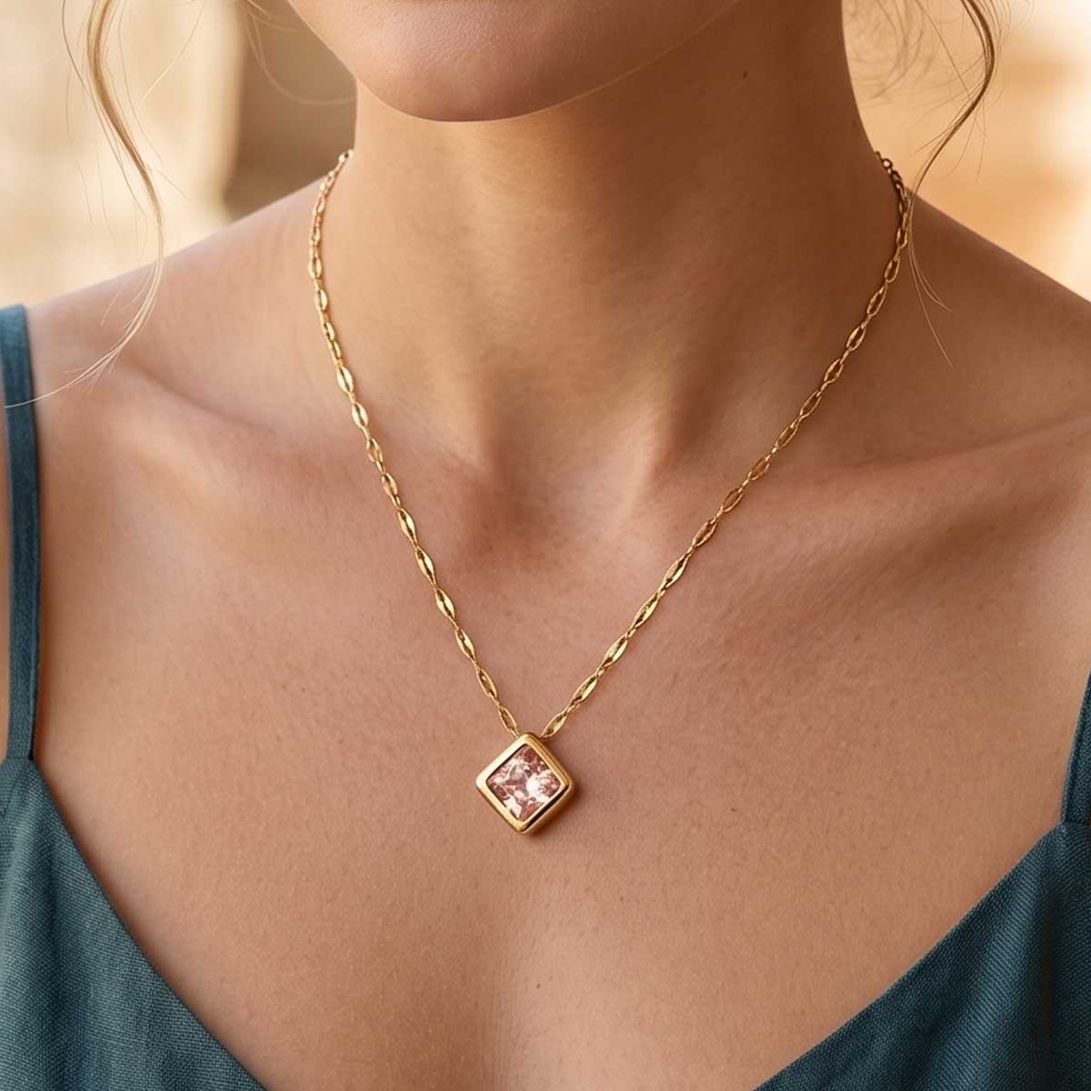 Goldfarbene Damen Halskette mit Zirkonia Anhänger am Hals eines Models getragen.