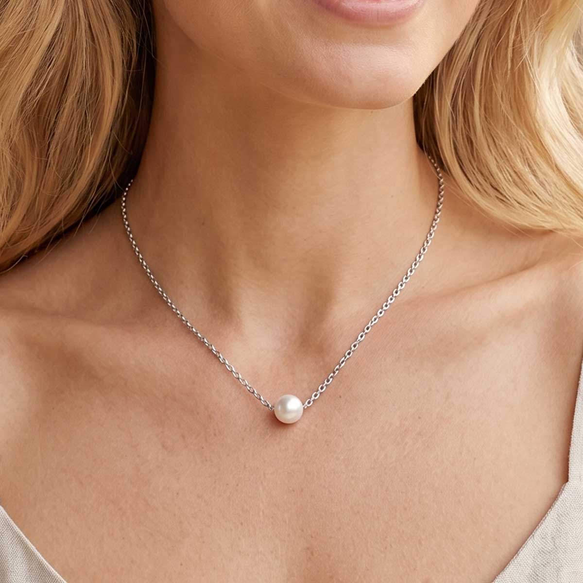 Silberfarbene Damen Halskette mit Perlen Anhänger am Hals eines Models getragen.