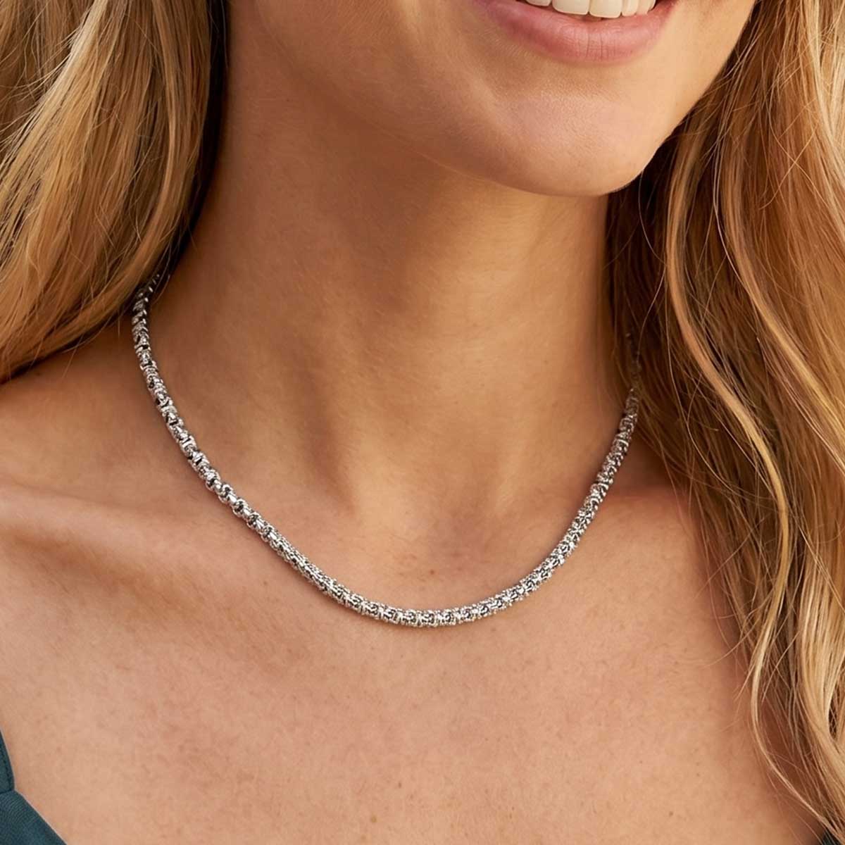 Silberfarbene Damen Halskette am Hals eines Models getragen.