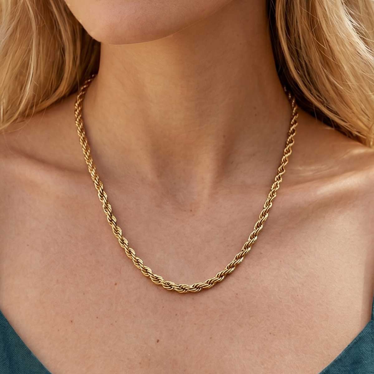 Goldfarbene Damen Halskette am Hals eines Models getragen.