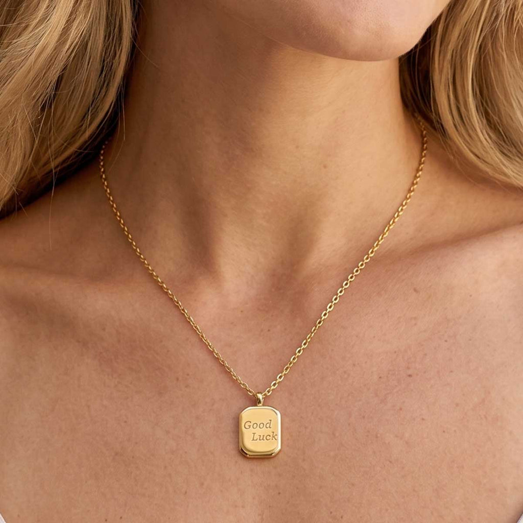 Damen Halskette mit Good Luck Bar Anhänger am Hals eines Models getragen.