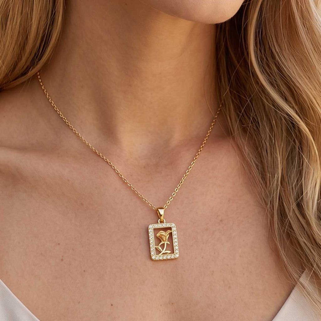 Goldfarbene Damen Halskette mit Rosen Anhänger am Hals eines Models getragen.