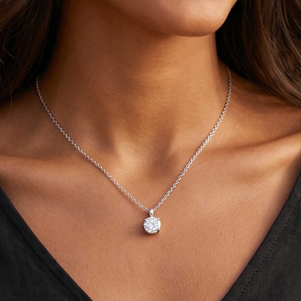 Silberfarbene Damen Halskette mit Zirkonia Anhänger am Hals eines Models getragen.