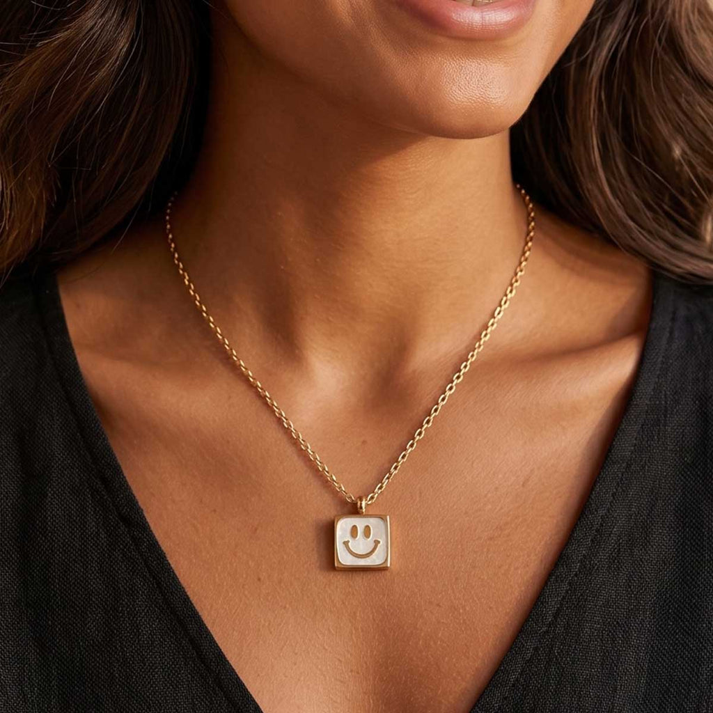 Damen Halskette mit Smiley Anhänger am Hals eines Models getragen.