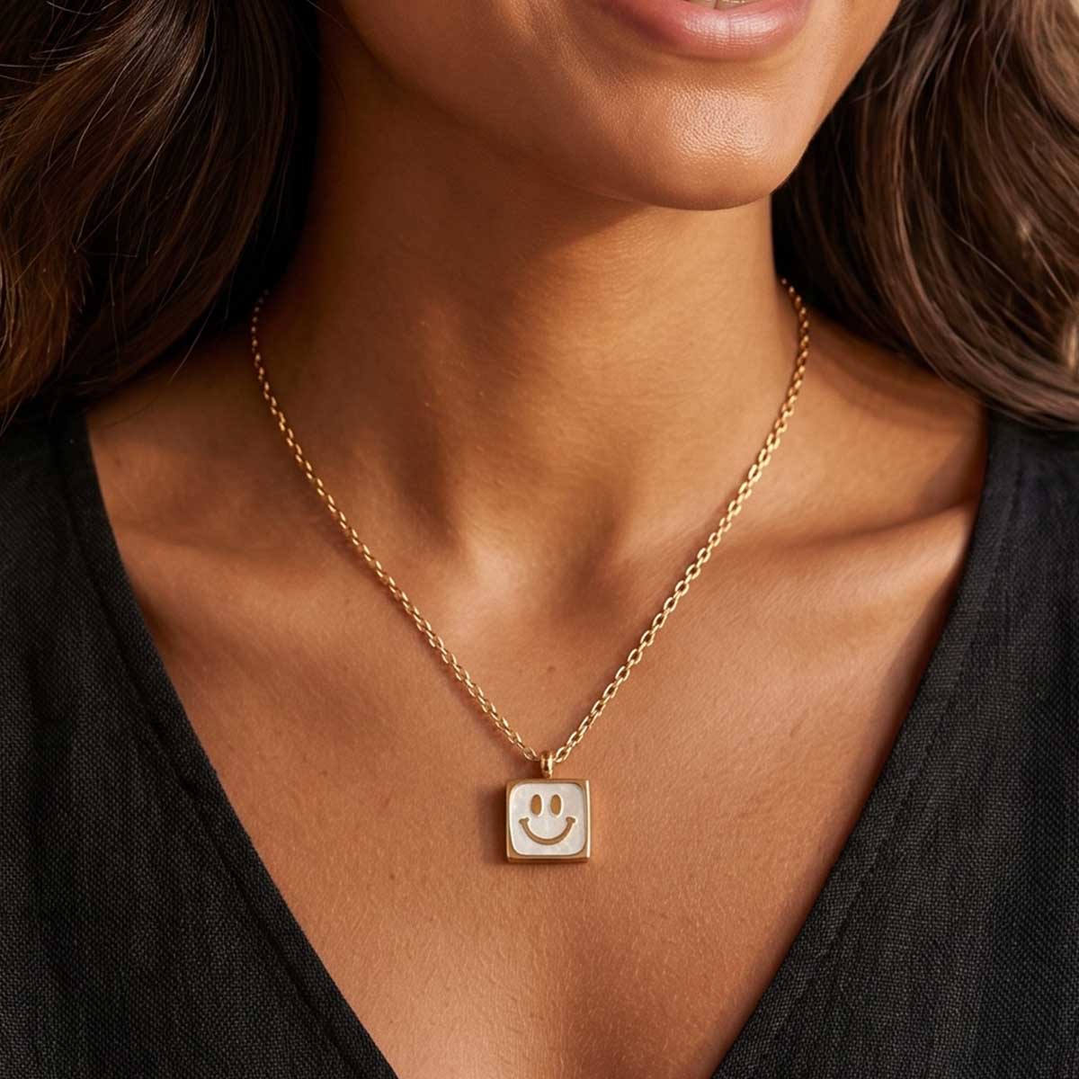 Damen Halskette mit Smiley Anhänger am Hals eines Models getragen.