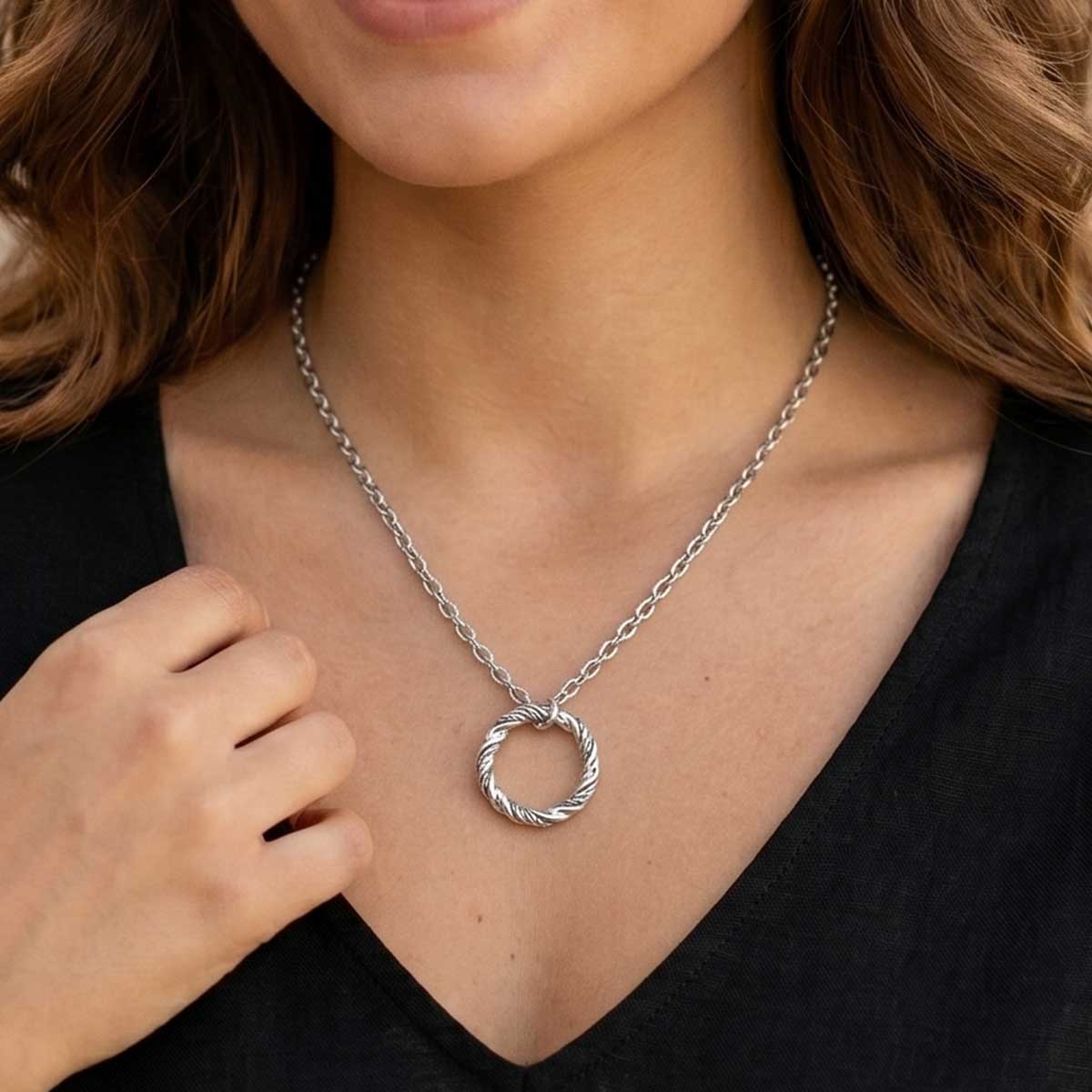 Silberfarbene Damen Halskette mit Ring Anhänger am Hals eines Models getragen.