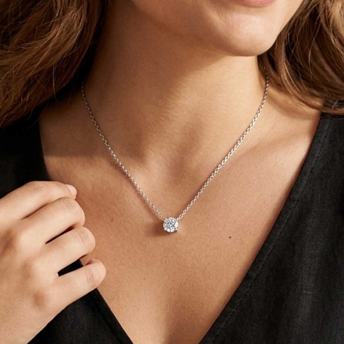 Silberfarbene Damen Halskette mit Zirkonia Anhänger am Hals eines Models getragen.