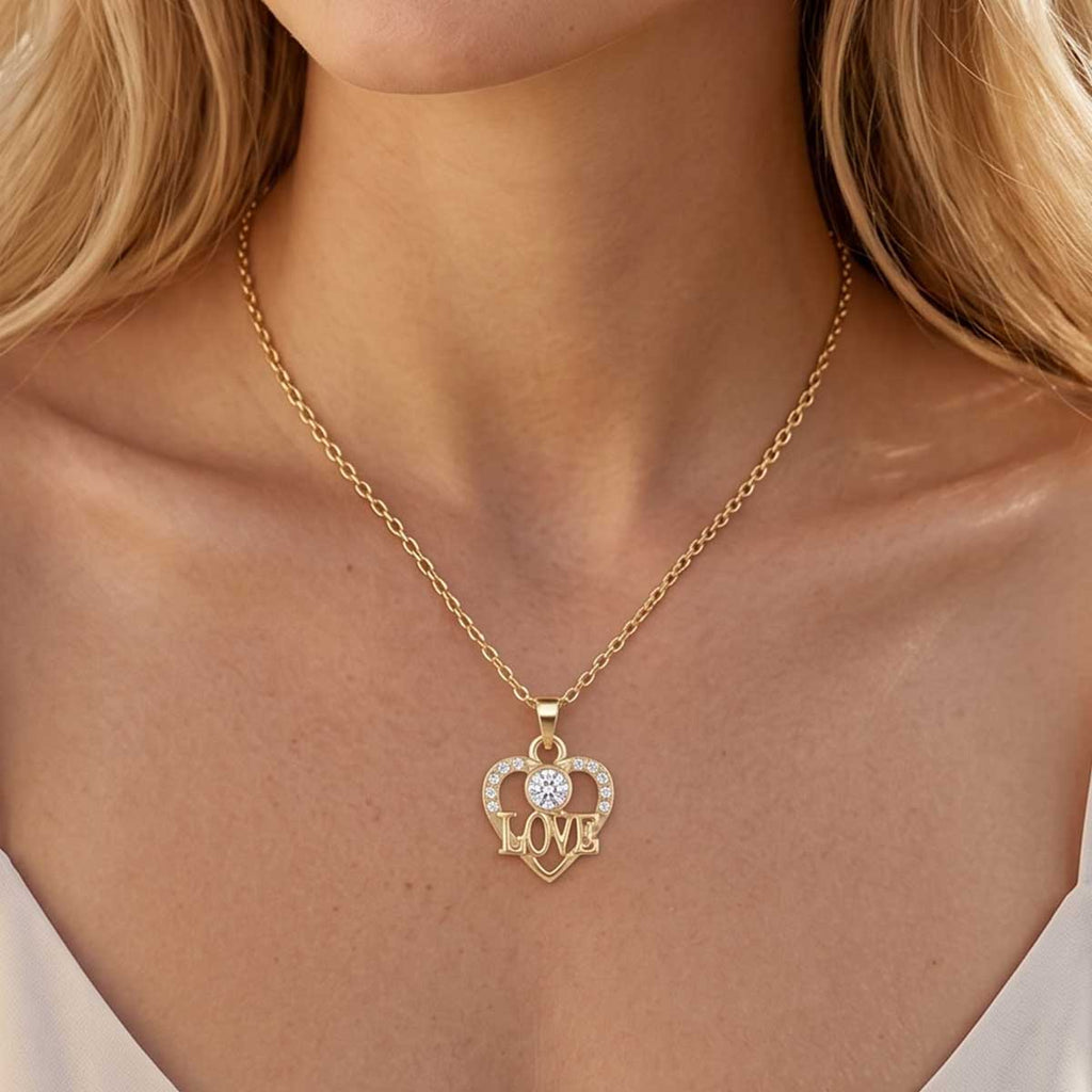 Goldfarbene Damen Halskette mit Herz Anhänger am Hals eines Models getragen.