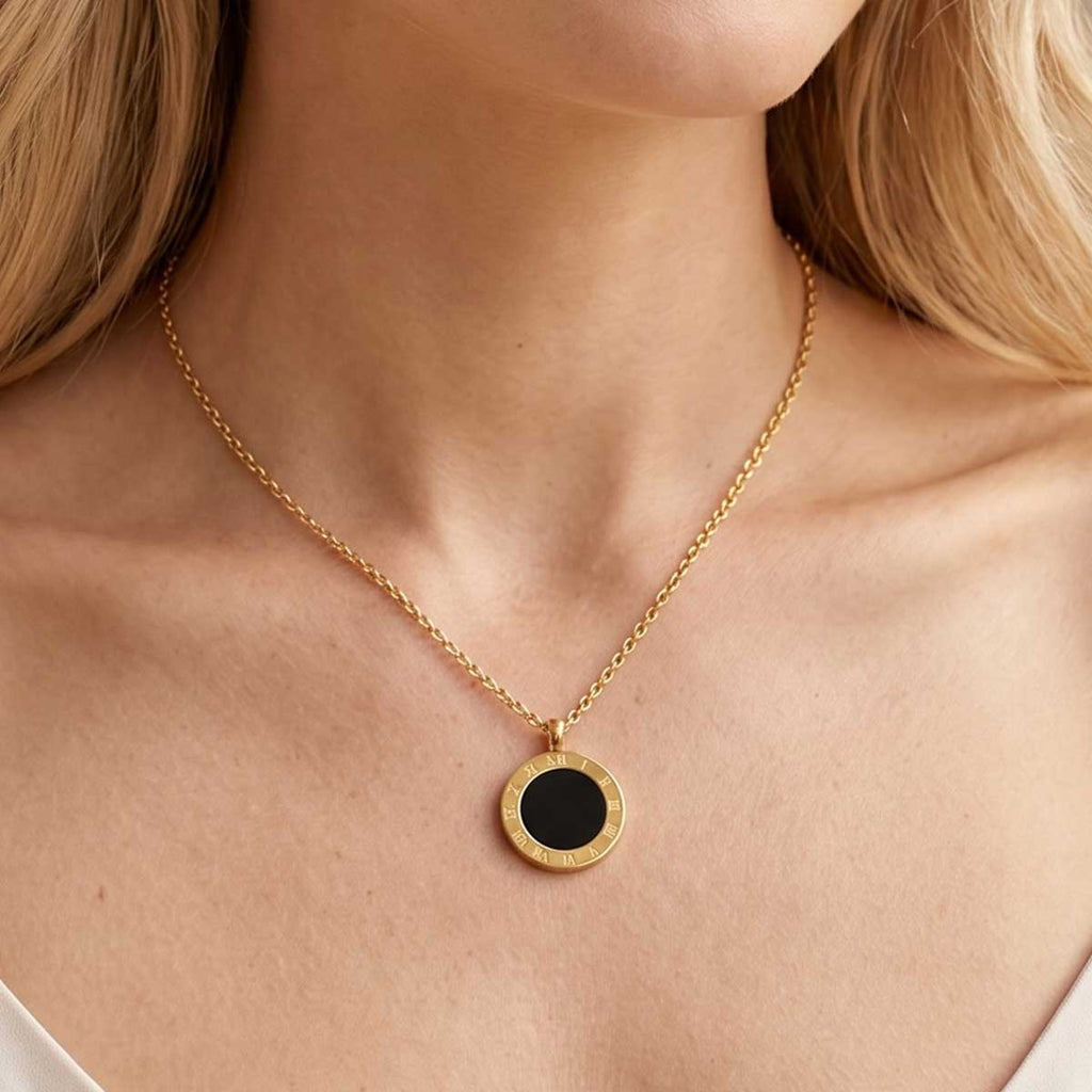 Goldfarbene Damen Halskette mit Anhänger am Hals eines Models getragen.