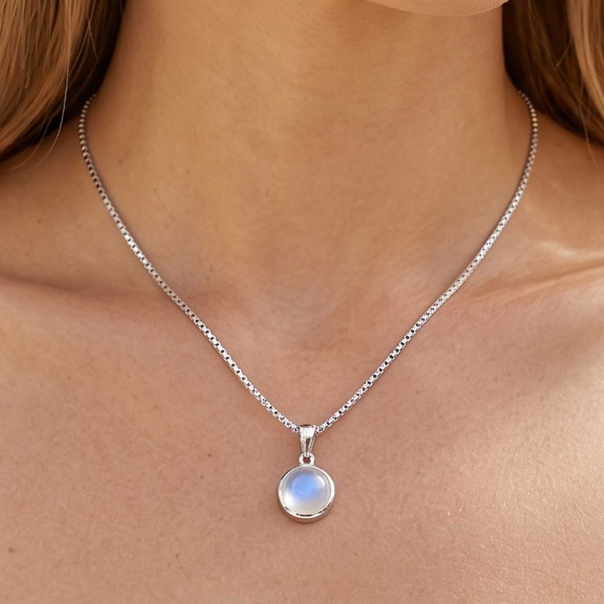 Damen Halskette mit Opal-Look Anhänger am Hals eines Models getragen.