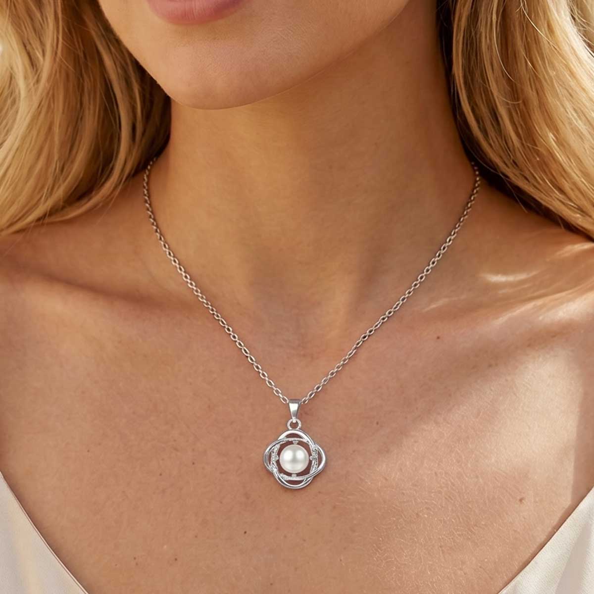 Silberfarbene Damen Halskette mit Kunstperlen Anhänger am Hals eines Models getragen.