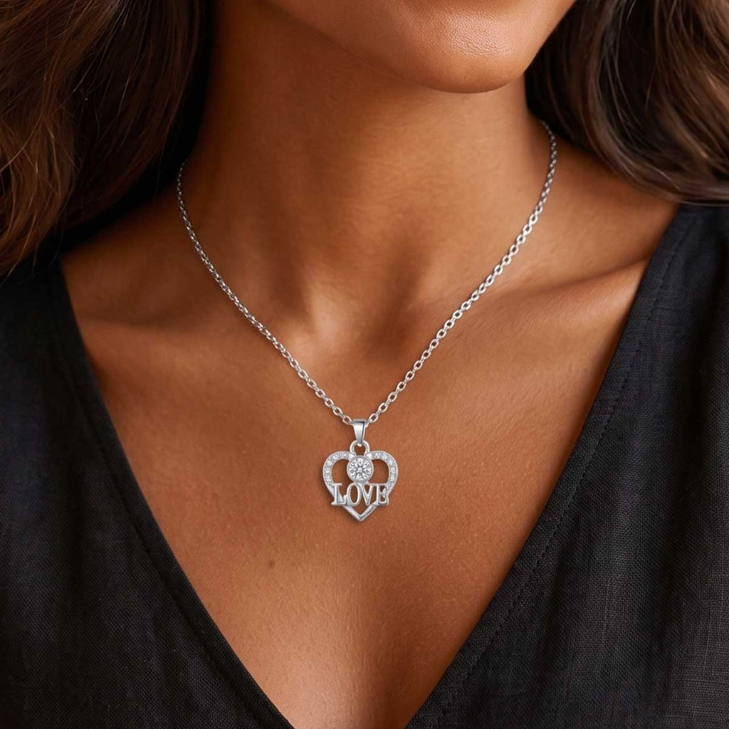 Damen Halskette mit Zirkonia Herz Anhänger am Hals eines Models getragen.