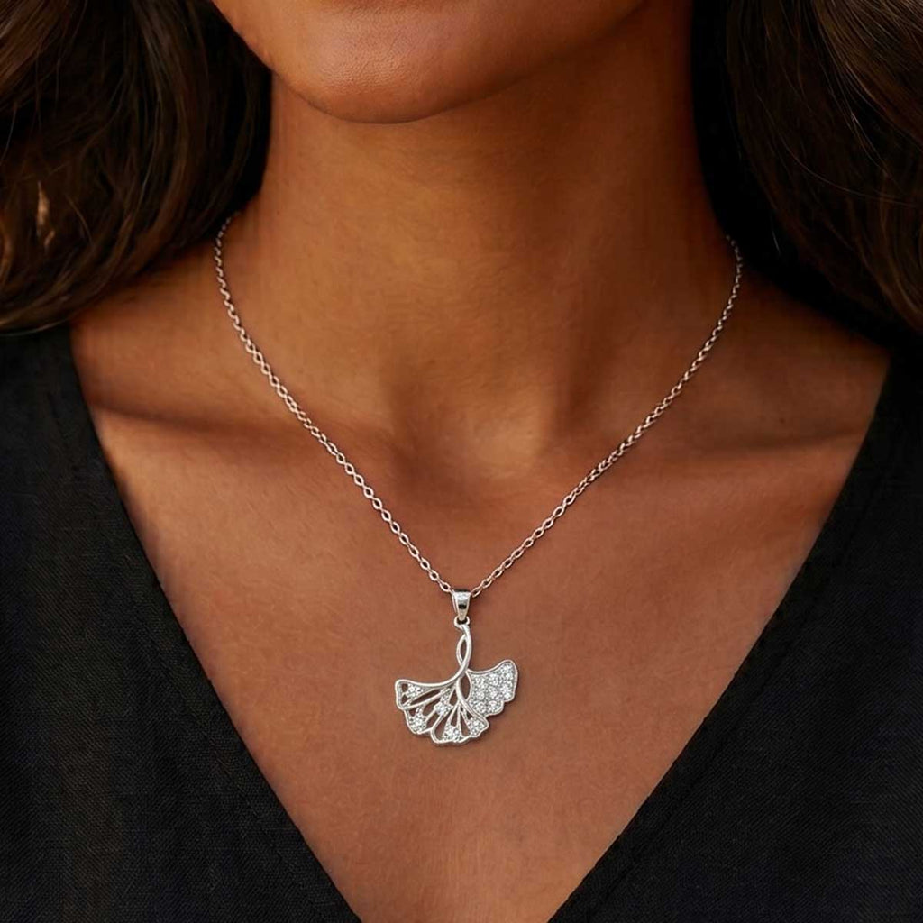 Damen Halskette mit Ginkgo Blatt Anhänger am Hals eines Models getragen.